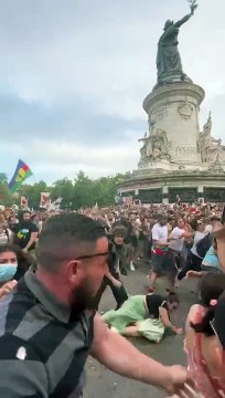 Les images hyper-violentes des filles de Nemesis lynchées à coups de poings et de pieds, hier soir, Place de la République à Paris alors qu'elles intervenaient lors d'une manifestation de gauche contre le Rassemblement National