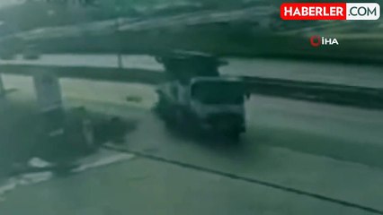 Motosiklet sürücüsünün feci kazada can verdiği anlar kamerada