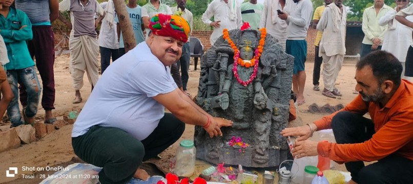 अलवर: खुदाई में यहां मिली भगवान विष्णु की प्राचीन मूर्ति, देखें वीडियो