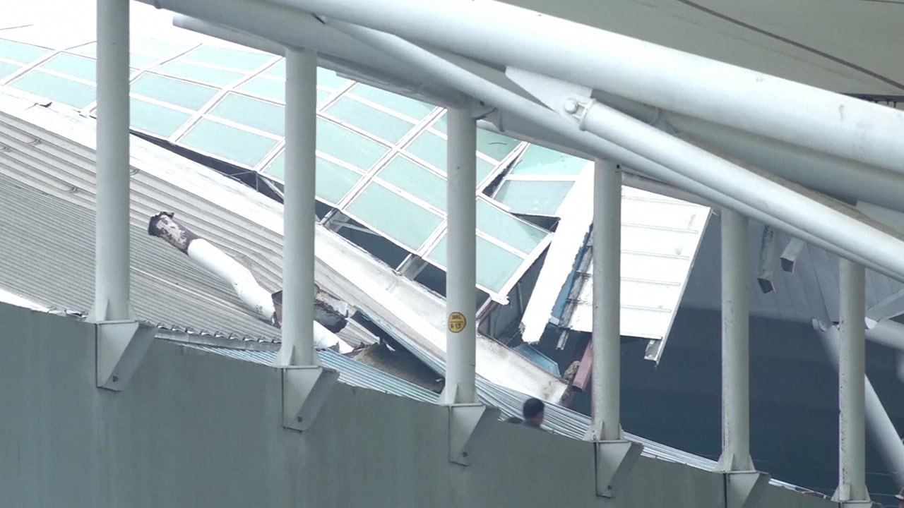 뉴델리국제공항 천장 무너져 1명 사망...운항 지연 / YTN