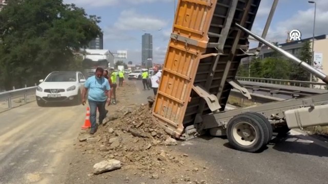 Ümraniye'de damperi açılan kamyon bariyerlere çıktı
