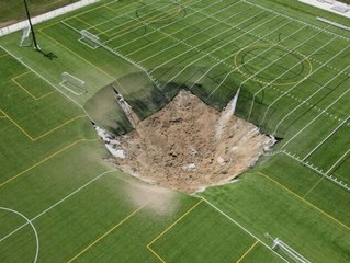 Illinois: Riesiges Erdloch verschluckt Fußballfeld!