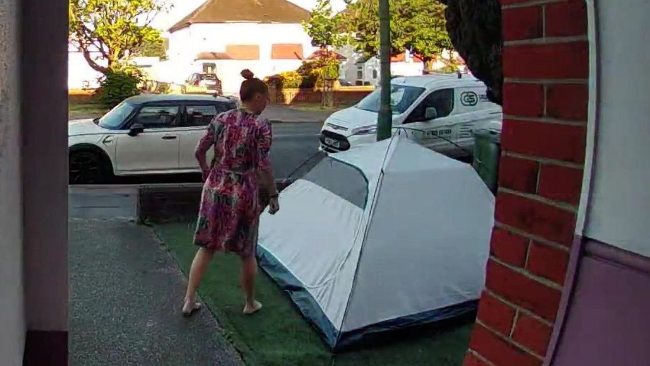 Eine Mutter wacht schockiert auf: Über Nacht hat ein Fremder in ihrem Vorgarten ein Zelt aufgeschlagen
