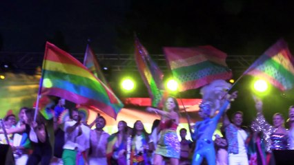 Pastora Soler, pregonera del Orgullo de Sevilla, arropada por una emocionada Eva González