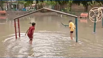 बारिश का पानी भरने से DDA का पार्क बना स्विमिंग पूल, बच्चों ने की मस्ती
