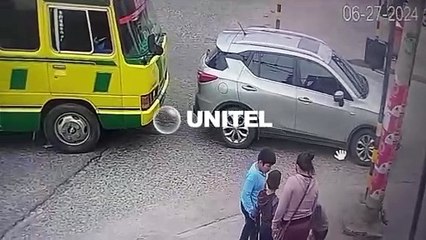 Este es el momento cuando el joven se tropieza con el auto