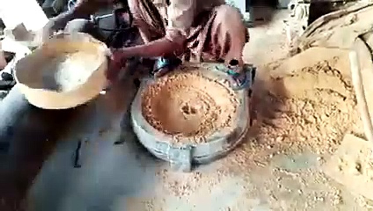 عملية صب الحديد - صنع آلة الدقيق 1