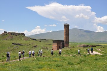 Tải video: Kars’ın tarihi kenti Ani ziyaretçi akınına uğruyor!