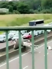 Aeronave cai em autoestrada perto de Paris, em França