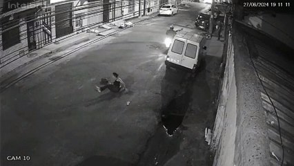 Homem arremessa mulher no chão para roubar bolsa na Cidade Baixa