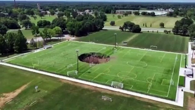 Un trou béant apparait au milieu d'un terrain de Foot dans L'Illinois