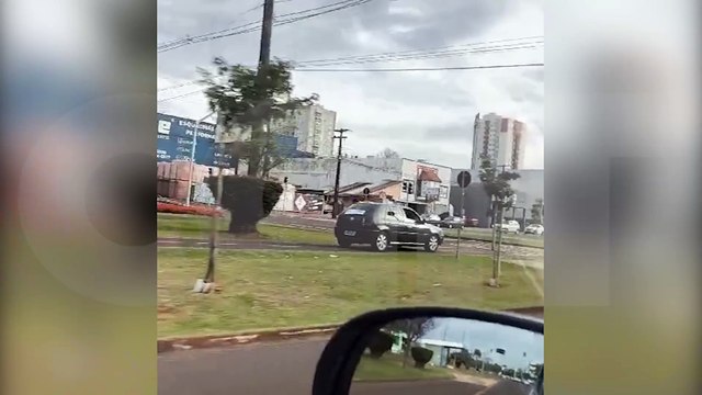 Ele fez de novo! : Motorista de Golzinho segue andando pela ciclovia da Avenida Tancredo Neves