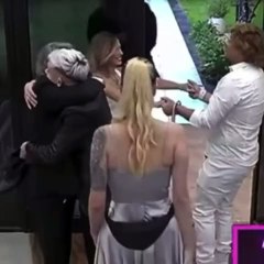 Juli Poggio hizo campaña para que Emma llegue a la final y remató su participación con un piquito