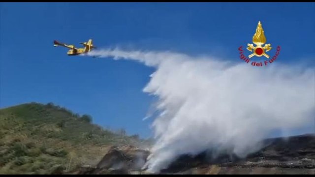 Messina, si lavora ancora per spegnere l'incendio alla discarica