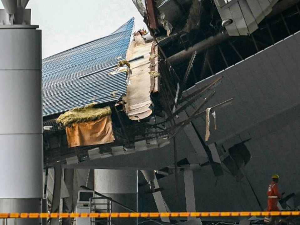 Starker Monsunregen: Dach am Flughafen in Neu-Delhi stürzt ein