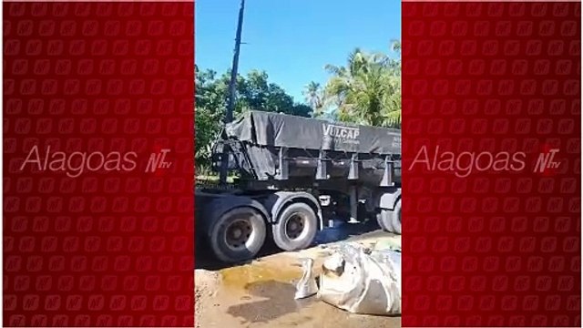 Acidente envolvendo ônibus de turismo e caçamba deixa feridos em Jequiá da Praia