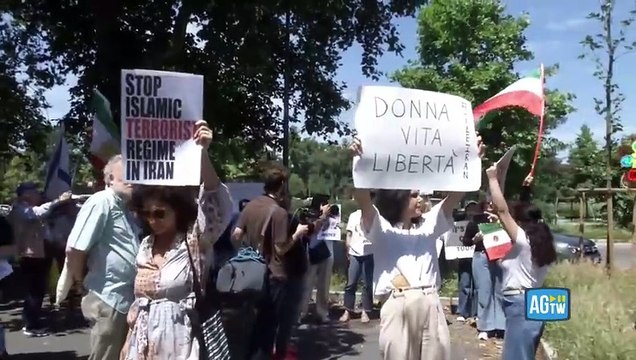 Elezioni Iran, davanti ai seggi di Milano le donne contestano chi va a votare