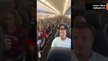 Video tunteikas: 5-vuotias poika saa lentomatkustajilta valmistujaisjuhlat