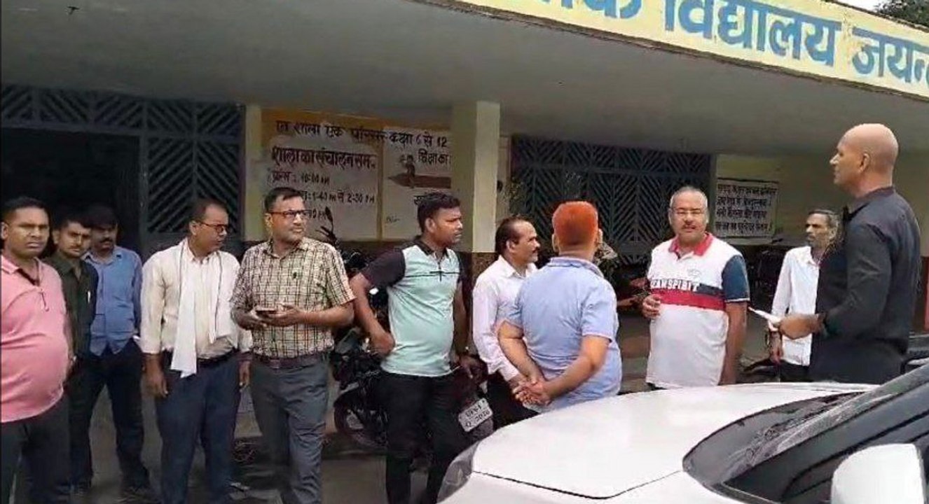 ढाई हजार रुपए की रिश्वत लेते संकुल का बाबू रंगे...