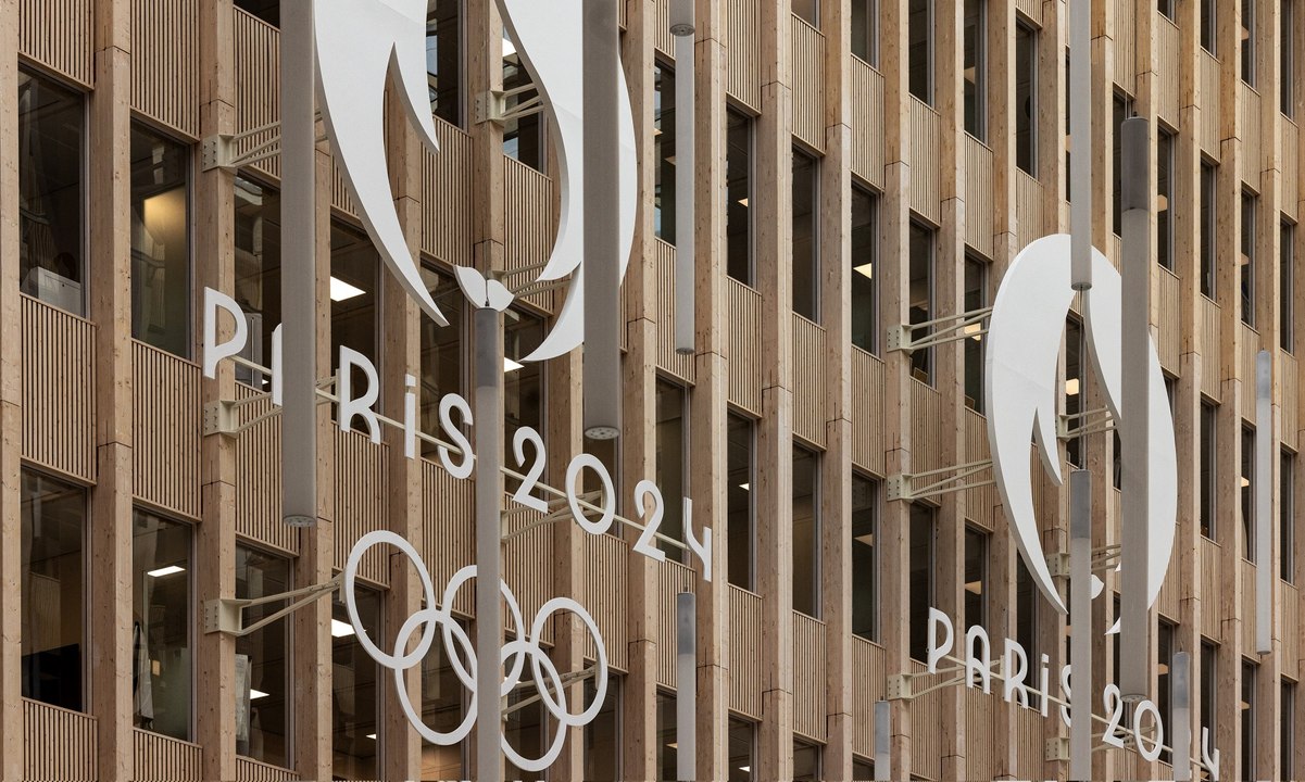 باريس تتزيّن تمهيداً لحفل افتتاح أولمبياد 2024