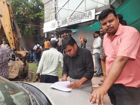 कालाबाग में चाय की दुकान बंद, कुंदन नगर रोड पर छह मंजिला भवन सीज