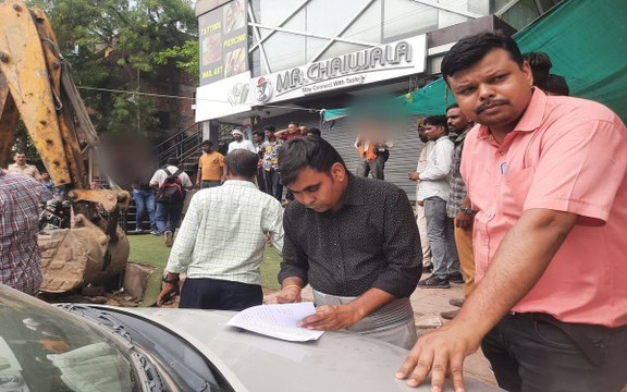 कालाबाग में चाय की दुकान बंद, कुंदन नगर रोड पर छह मंजिला भवन सीज