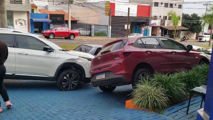Após batida, carro quase invade loja na Avenida Brasil