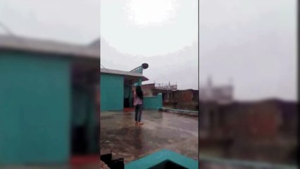 Adolescente indiana escapa por um triz de um raio