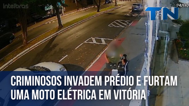 Criminosos invadem prédio e furtam uma moto elétrica em Vitória