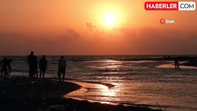 Balıkçıların gün batımında balık mesaisi