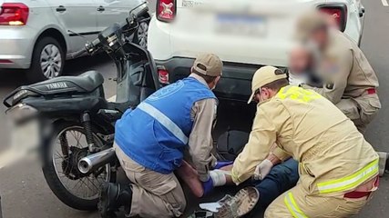 Motociclista fica ferido ao colidir na traseira de Jeep Renegade no Centro