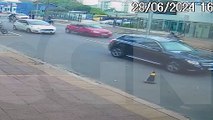 Câmera registra o momento em que motociclistas se envolvem em batida  na Rua Minas Gerais