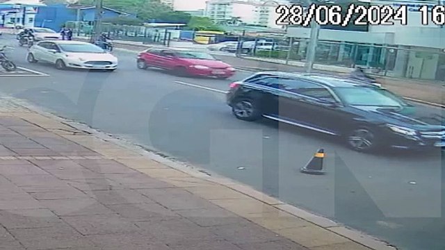 Câmera registra o momento em que motociclistas se envolvem em batida na Rua Minas Gerais