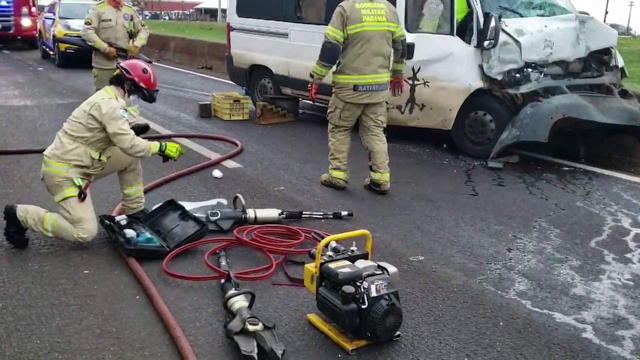 Motorista de van fica encarcerado após colisão com caminhonete na BR-277 em Cascavel