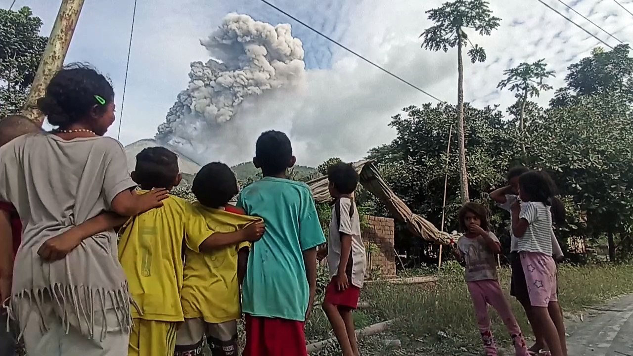 Vulcão na Indonésia entra em erupção e desencad...
