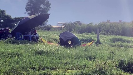 Anh ấy mê thả diều sáo Em lại mê anh nè