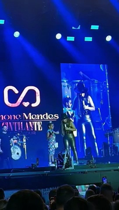Arraiá BNews: Simone Mendes convida criança para subir no palco