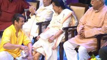 Sonu Nigam Washes Asha Bhosle Feet With Rose Petals, Public Troll Video...|Boldsky