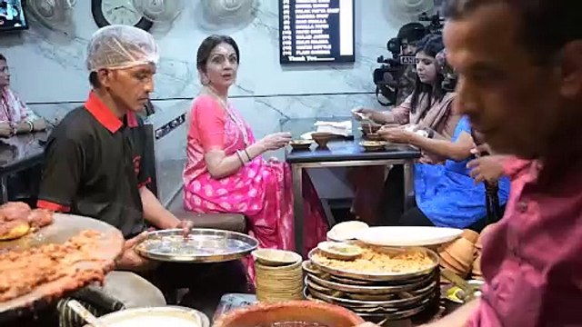 गंगा आरती के बाद नीता अंबानी ने काशी की प्रसिद्ध चाट का आनंद लिया, कारीगरों से की बात #KasiViswanathan #Varanasi #RelianceFoundation #AnantRadhikaWedding #KashiVishwanathTemple #HarHarMahadev #NitaAmbani