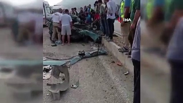 Karşı şeride geçen otobüs ölüm saçtı: Çok sayıda ölü ve yaralı var