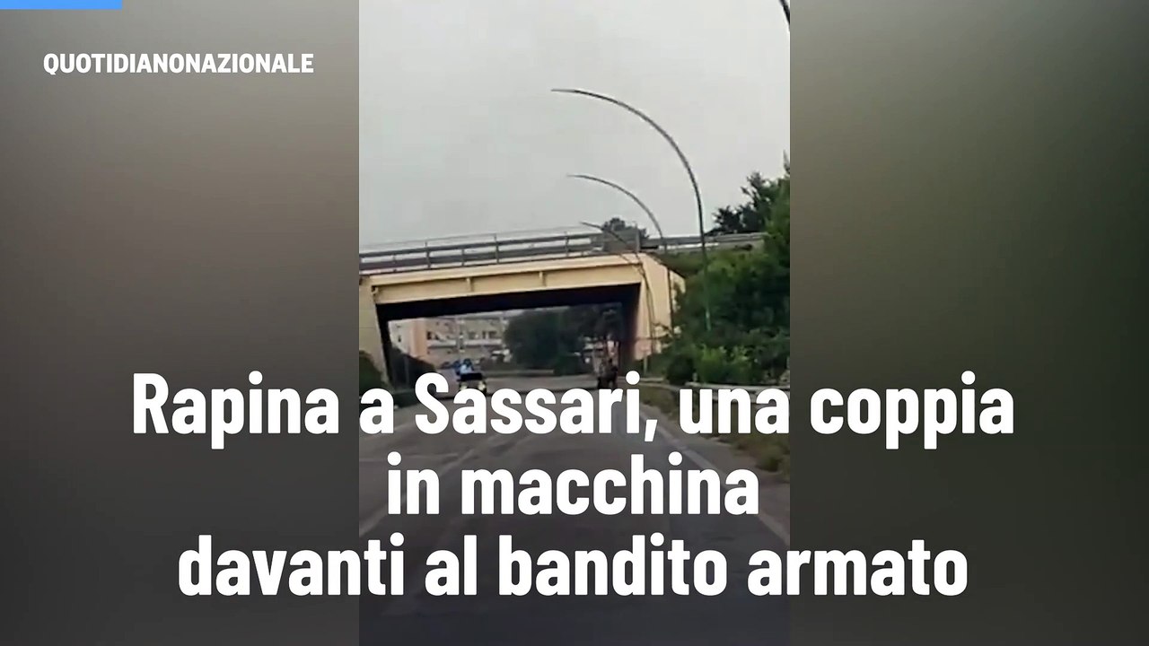 Rapina a Sassari, una coppia in macchina davanti al bandito armato