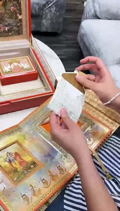 भारतीय पारंपरिक और सनातन संस्कृति की थीम पर सजा अनंत-राधिका का विवाह निमंत्रण पत्र.