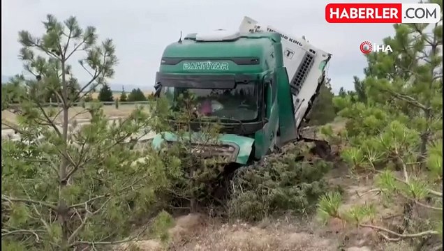 Tırla kamyonetin çarpıştığı kazada 2 kişi yaralandı