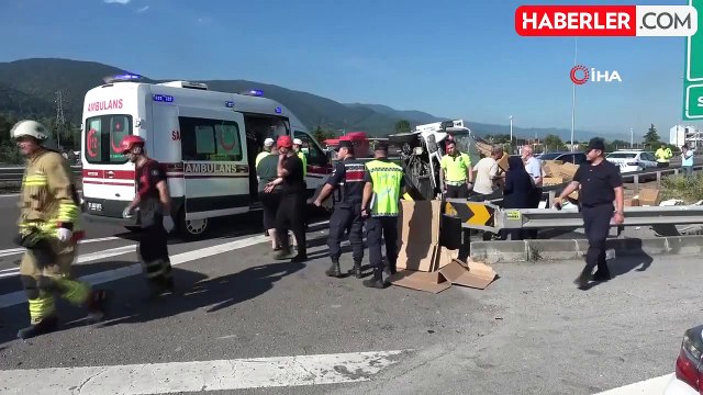 Otoyolda duraklayan araca çarptı devrildi - Kamyonet ile otomobil çarpıştı 2'si ağır 4 kişi yaralandı