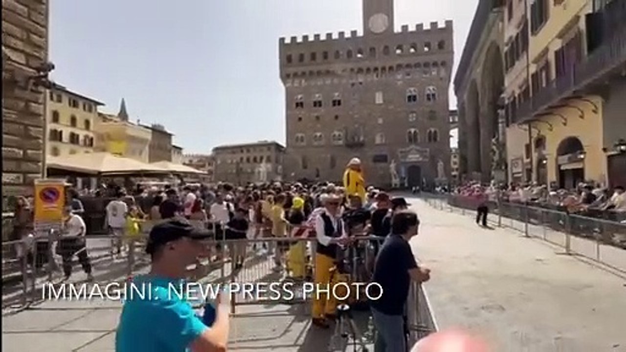 Tour de France a Firenze, tanta gente attende in piazza della Signoria