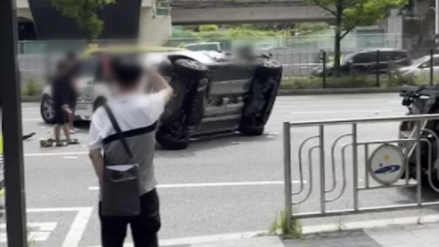 경기 안산시에서 차량 3대 추돌 사고...경차 뒤집혀 1명 부상 / YTN