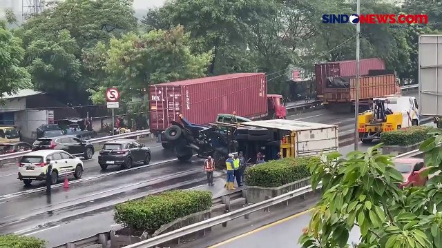 Truk Kontainer Terguling Tabrak Pembatas Jalan di Tol Cakung Arah Bintara, 1 Orang Tewas