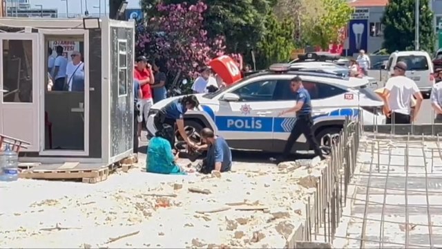 İstanbul'da otomobil yayaların arasına daldı: Yaralılar var