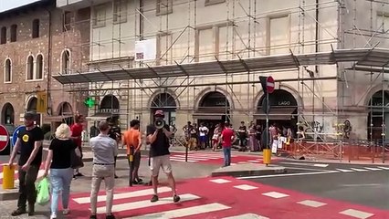 Скачать видео: Vicenza, protesta No Tav a Ponte degli Angeli contro il taglio degli alberi per il cantiere in città