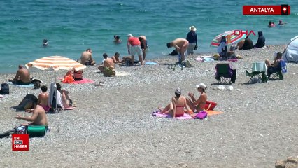 Antalya'da sıcak havadan bunalanlar sahillere akın etti